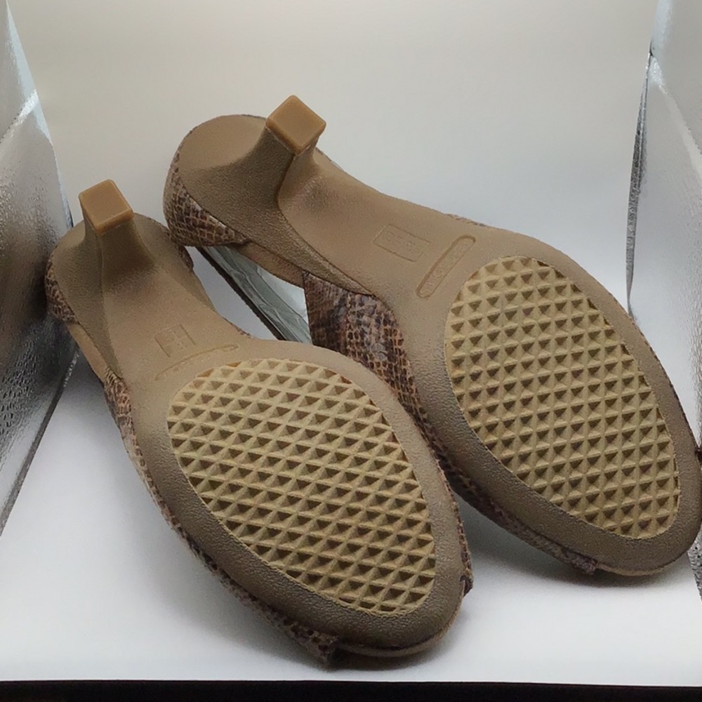 Aerosoles Fax Benefit Open Toed Strappy Heel Tan Snake 8.5 M NWOT
Never Worn - Picture 3 of 5